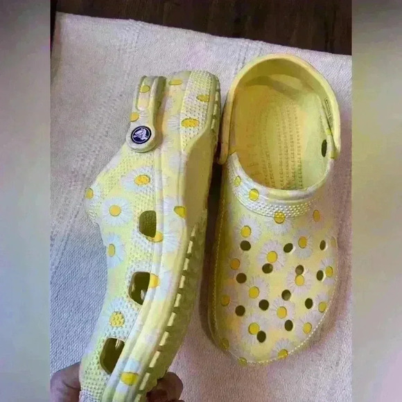Crocs Classic Vacay Vibes Yellow Daisy Clog - size women 11, men 9 - Picture 3 of 10